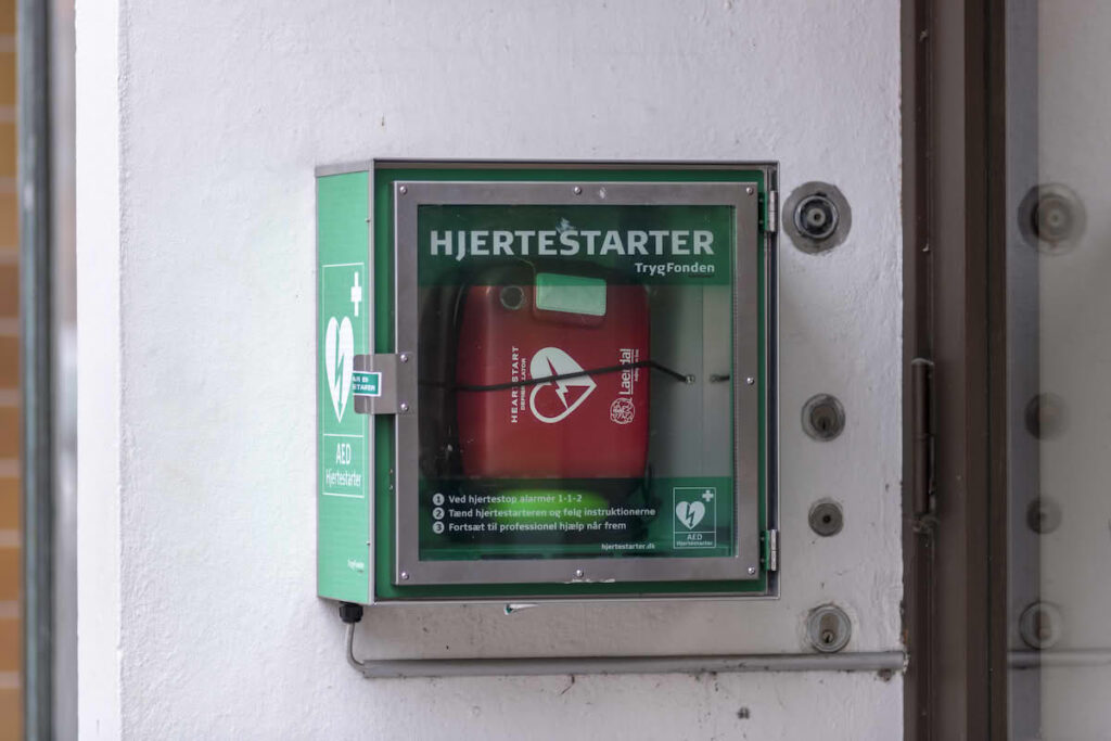 AED på væg